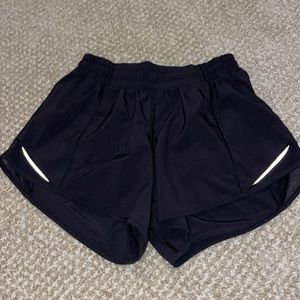 Lululemon Hotty Hot 2.5” Black Shorts size 4